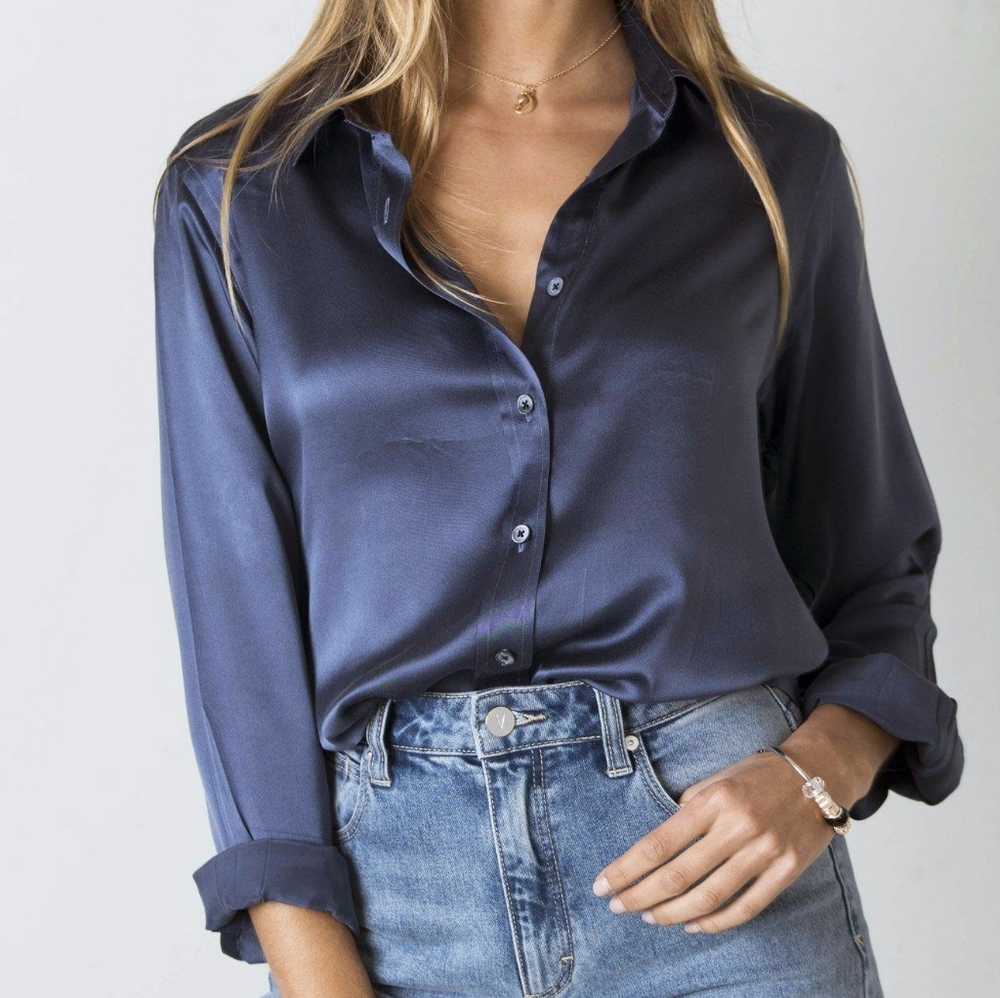 ❌SOLD❌VINTAGE BLUE SATIN BLOUSE - Picture 4 of 4